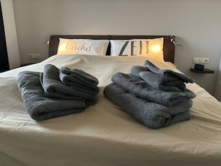 Schlafzimmer 1 (Almensicht)