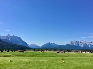 Golfen mit atemberaubender Bergkulisse