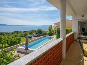 BEA met uitzicht op het zwembad en de zee