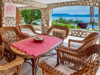 angenehme Terrasse mit Meerblick am Pool