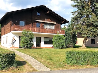 Außenansicht Ferienhaus im Sommer#