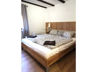 Schlafzimmer mit Beistellbett