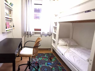 Stockbett und Schreibtisch