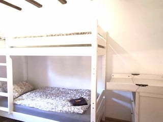 Stockbett und Wickelkommode