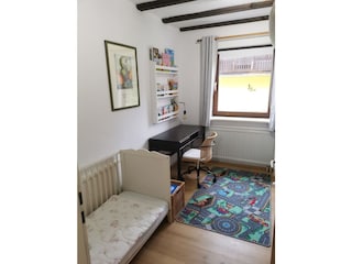 Kinderzimmer mit Gitterbett