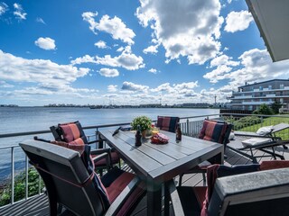Terrasse im Erdgeschoss mit Gartenmöbel und Liegen, Schleivilla Hafenblick by Seeblick Ferien ORO
