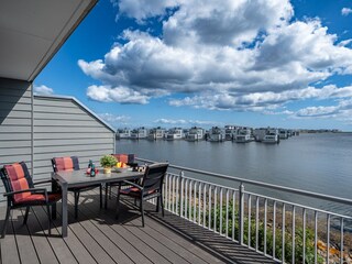 Terrasse im Erdgeschoss mit Gartenmöbel und Liegen, Schleivilla Hafenblick by Seeblick Ferien ORO