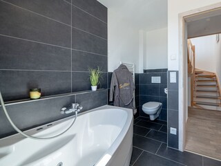 Vollbad mit Whirlpoolwanne in der ersten Etage neben den Schlafzimmern