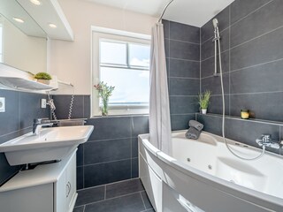Badezimmer mit Whirlpoolwanne in der ersten Etage neben den Schlafzimmern