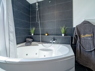 Whirlpoolwanne mit Handtuchheizkörper, Bademantel optional buchbar, Strand Hus by Seeblick Ferien...