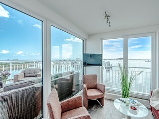 oberstes Stockwerk Galerie mit Schlafsofa, TV, angrenzend die Dachterrasse