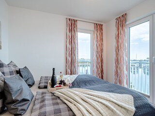 Masterbedroom  mit direktem Hafenblick im Lootsen Hus, direkte Wasserlage