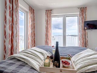 Masterbedroom  mit direktem Hafenblick und TV, Lootsen Hus by Seeblick Ferien ORO