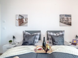 Schlafzimmer mit seitlichem Schleiblick