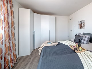 Schlafzimmer mit seitlichem Schleiblick