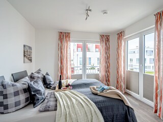 Schlafzimmer mit seitlichem Schleiblick