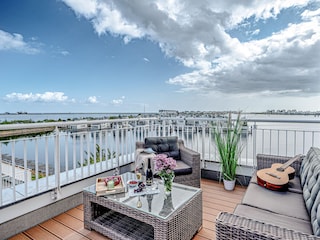 Dachterrasse mit Lounge Möblel und grandiosen Blick über das OstseeResort Olpenitz