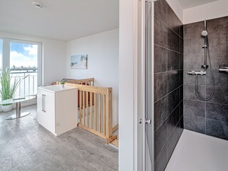 oberstes Stockwerk bodengleiche Dusche neben der finnischen Sauna