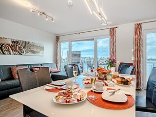 Wohn Essbereich mit großem Schlafsofa im Lootsen Hus by Seeblick Ferien ORO