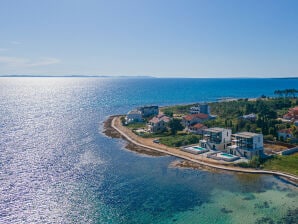 Seafront Villa Serena with pool and seaview