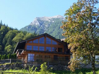 Das Häusl am Hang vor einer beeindruckenden Bergkulisse