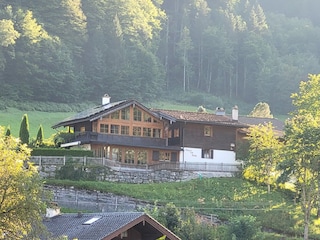 Das geräumige Haus thront über dem Dorf