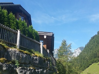 The house in front of Ramau's mountains