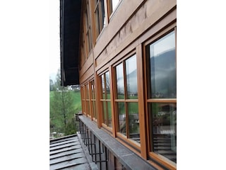 Aussenfassade mit vielen Fenstern, Blick nach Ramsau