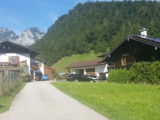 Rechts das Häusl am Hang