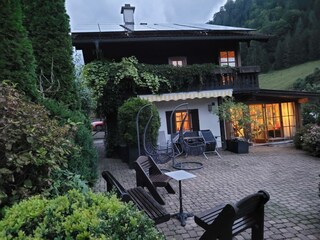 Das Haus von der Gartenseite, mit Wintergarten