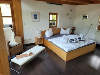 Eines der Schlafzimmer mit Zugang zum Balkon