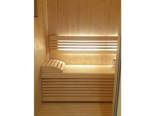 Die Sauna in einem der Badezimmer