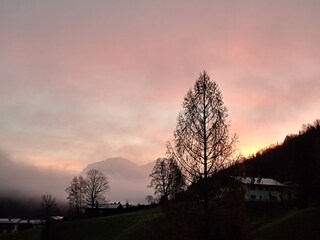 Traumhafter Sonnenaufgang vom Garten aus
