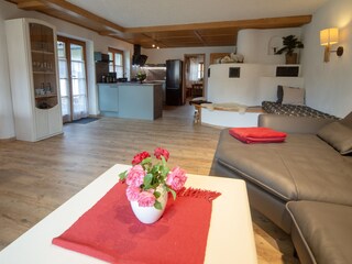 Wohnzimmer mit offener Küche