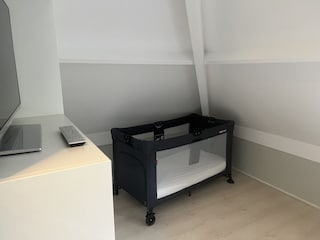 Kinderbett und Stuhl