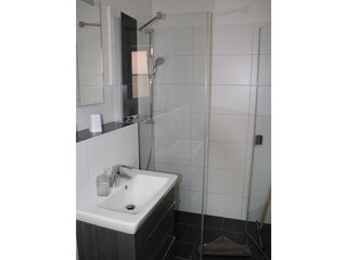 Badezimmer mit ebenerdiger Dusche