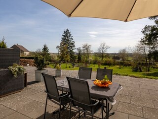 Terrasse mit Blick zum Garten