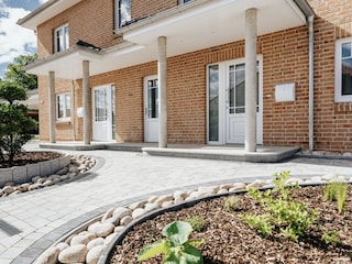 Rechts, der Hauseingang der Fewo Wilhelm