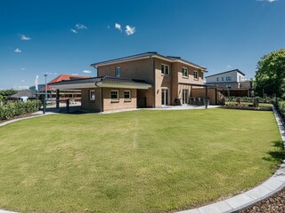 Großer, sehr gepflegter und eingezäunter Garten