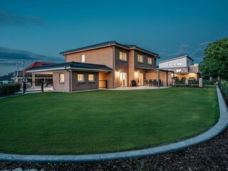 Den Abend auf der überdachten Terrasse genießen.