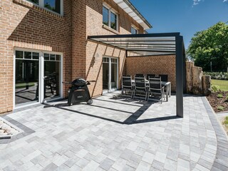 Überdachte Terrasse, hochwertige Gartenmöbel, Gasgrill