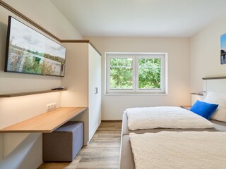 TV, Schreibtisch, Schrank, Plissees, elekt. Rolläden.