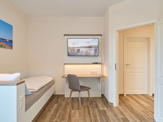 TV und Schreibtisch, ideal für Homeoffice& Workaction