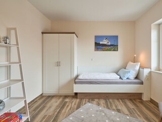 Frisch bezogene Betten mit kuscheliger Bettwäsche