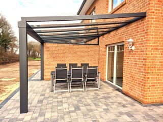 Hochwertige Gartenmöbel auf der überdachten Terrasse
