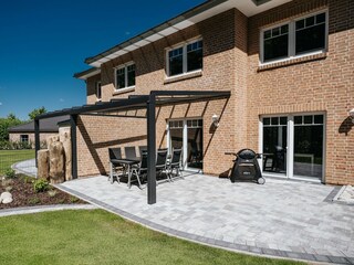 Große Terrasse, im Sommer mit Gartenliege & Sonnenschir