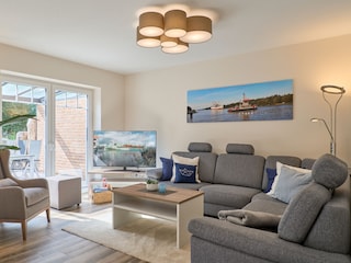 Wohnlandschaft mit kuscheligen Decken und Kissen