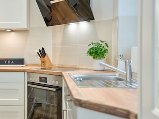 Helle Küche zum gemeinsamen Kochen