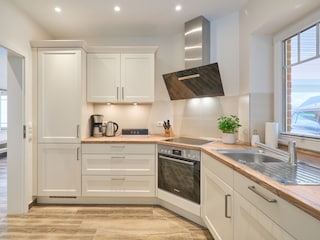 Hochwertig ausgestattete Küche mit extra Gefrierschrank