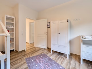 Kleinkindaussattung: Wickelkommode, Babyfon etc.